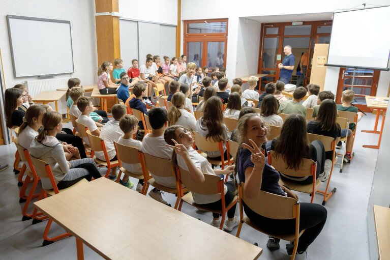 Kéktúraszakkört indított egy általános iskola Telkiben